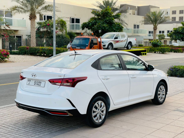 أبيض Hyundai Accent, 2022 للإيجار في دبي 2