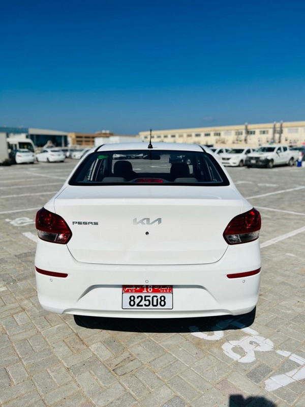 白色 KIA Pegas, 2022 迪拜汽车租凭 2