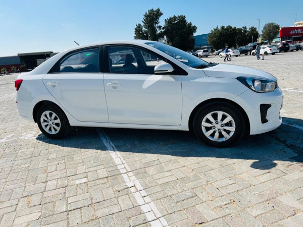 白色 KIA Pegas, 2022 迪拜汽车租凭 3