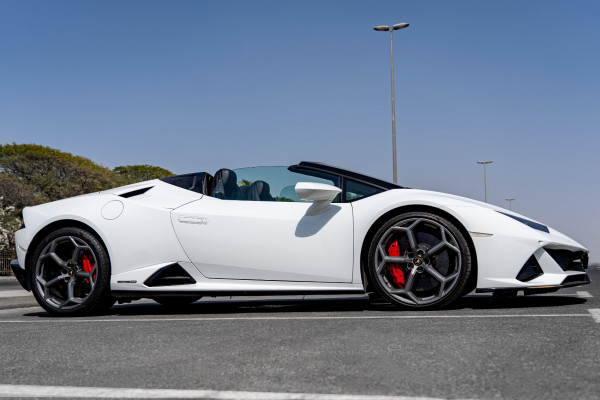 أبيض Lamborghini Huracan Evo Spyder, 2020 للإيجار في دبي 0