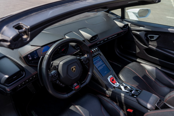 أبيض Lamborghini Huracan Evo Spyder, 2020 للإيجار في دبي 2