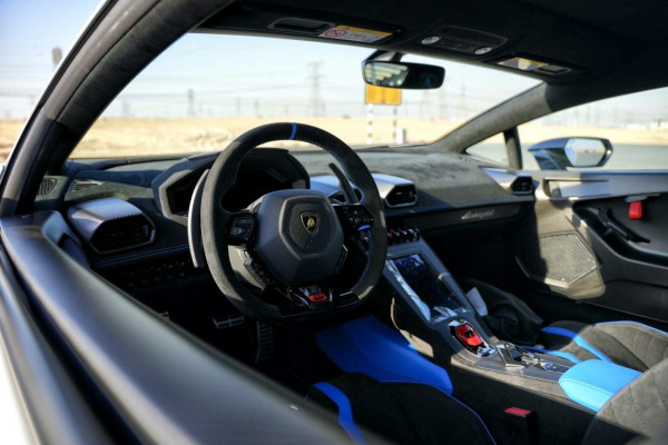 أبيض Lamborghini Huracan STO, 2022 للإيجار في دبي 1