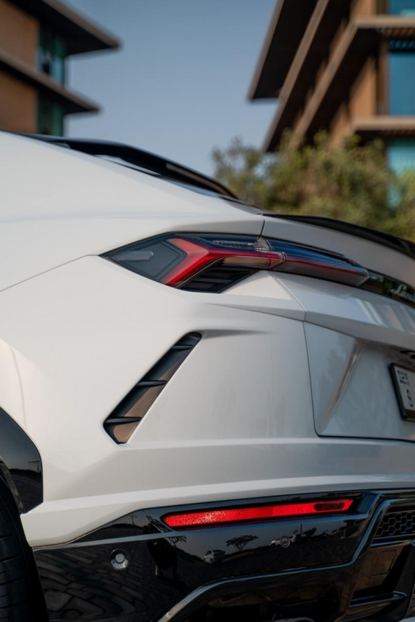 أبيض Lamborghini Urus, 2020 للإيجار في دبي 0