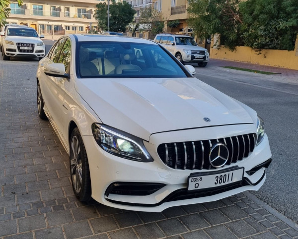 أبيض Mercedes C Class, 2018 للإيجار في دبي 2