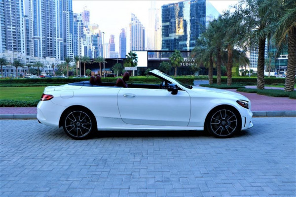 أبيض Mercedes C Class, 2020 للإيجار في دبي 3