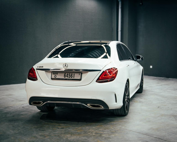 白色 Mercedes C200, 2020 迪拜汽车租凭 0