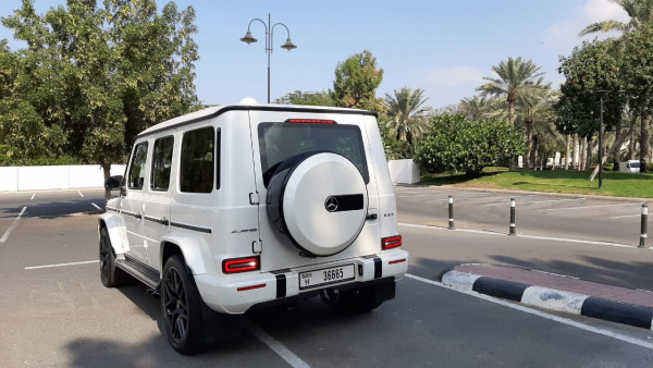 أبيض Mercedes G 63 Night Packge, 2019 للإيجار في دبي 3