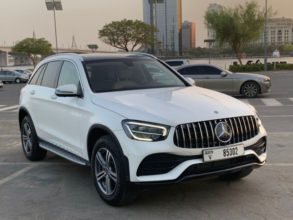 أبيض Mercedes GLC, 2021 للإيجار في دبي 0