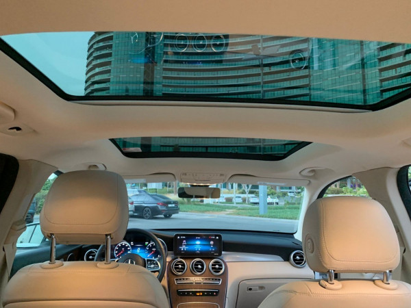 أبيض Mercedes GLC, 2021 للإيجار في دبي 2