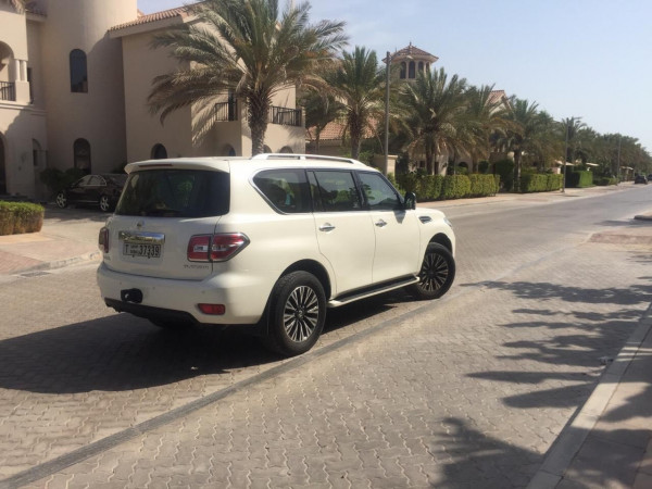白色 Nissan Patrol Platinum, 2018 迪拜汽车租凭 1