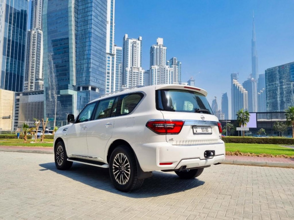 أبيض Nissan Patrol V8 Platinum, 2022 للإيجار في دبي 1