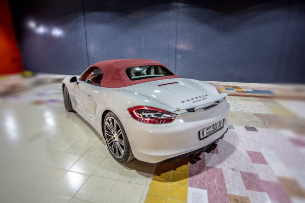 白色 Porsche Boxster GTS, 2017 迪拜汽车租凭 0