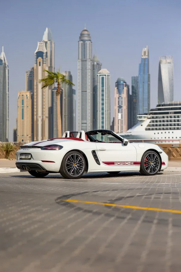 أبيض Porsche 718S Boxster, 2017 للإيجار في دبي 0