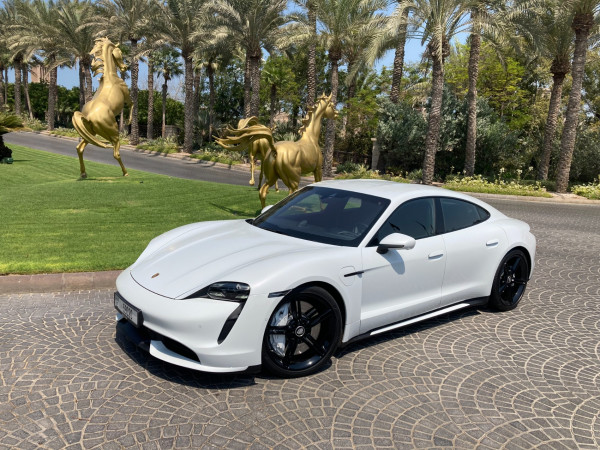 أبيض Porsche Taycan Turbo S, 2021 للإيجار في دبي 0