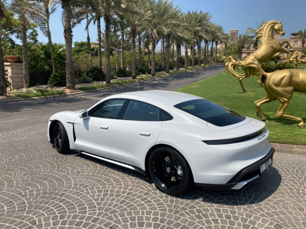 Blanc Porsche Taycan Turbo S, 2021 à louer à Dubaï 2