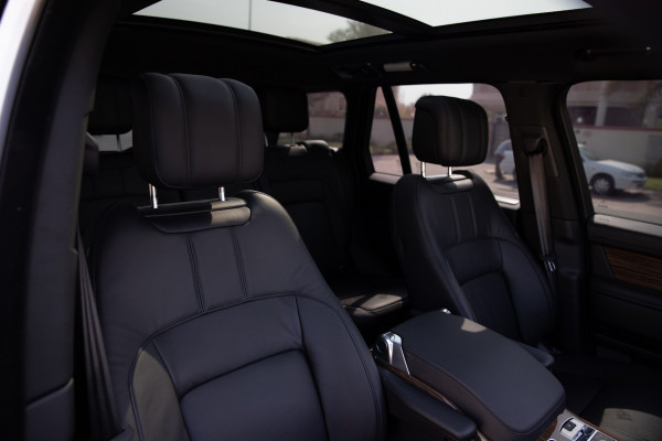 أبيض Range Rover Vogue, 2019 للإيجار في دبي 0