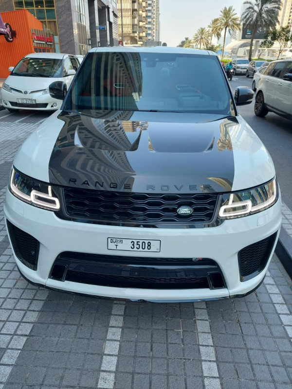أبيض Range Rover Sport- SVR, 2021 للإيجار في دبي 1