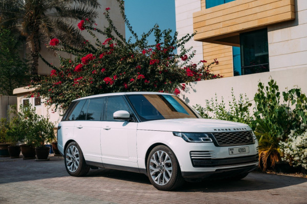أبيض Range Rover Vogue, 2020 للإيجار في دبي 2