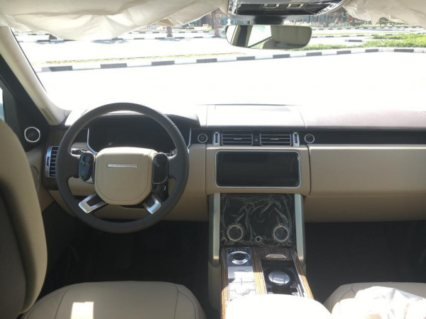 أبيض Range Rover Vogue, 2019 للإيجار في دبي 1