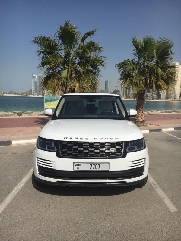 白色 Range Rover Vogue, 2019 迪拜汽车租凭 3