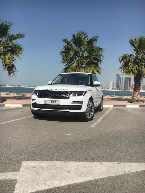 白色 Range Rover Vogue, 2019 迪拜汽车租凭 4