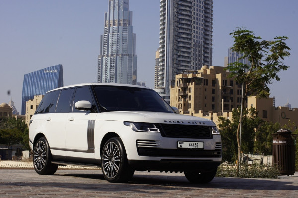 Blanco Range Rover Vogue, 2019 en alquiler en Dubai 1