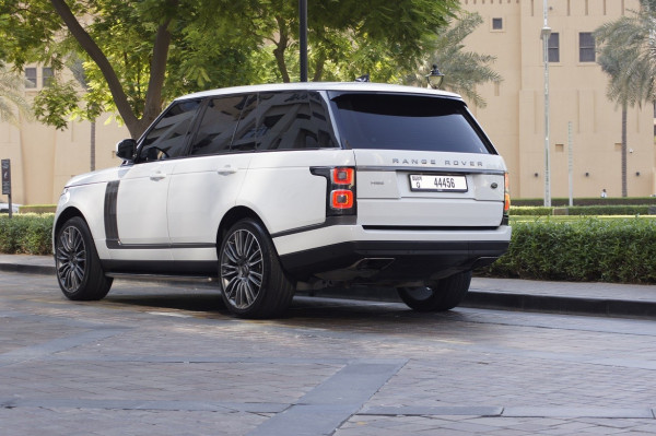 أبيض Range Rover Vogue, 2019 للإيجار في دبي 2