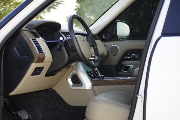 أبيض Range Rover Vogue, 2019 للإيجار في دبي 6