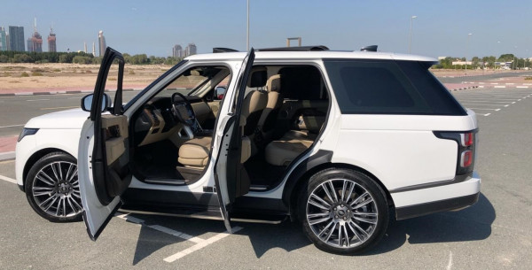 أبيض Range Rover Vogue, 2019 للإيجار في دبي 7