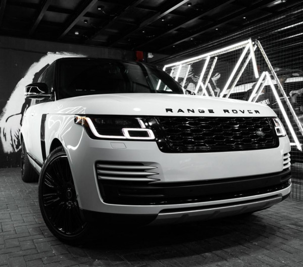 Blanc Range Rover Vogue, 2019 à louer à Dubaï 0
