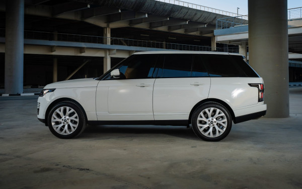أبيض Range Rover Vogue, 2020 للإيجار في دبي 1