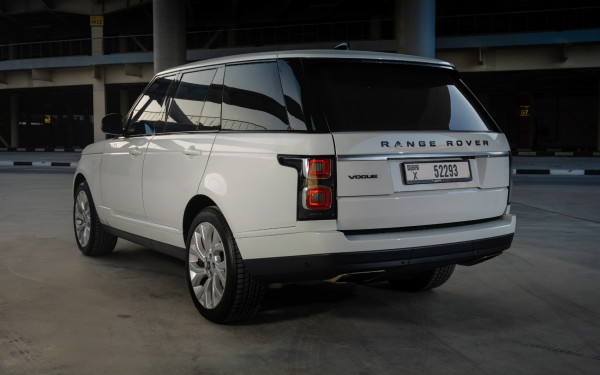 أبيض Range Rover Vogue, 2020 للإيجار في دبي 2