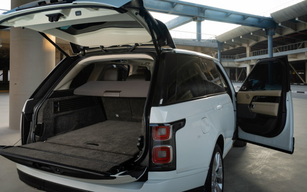 أبيض Range Rover Vogue, 2020 للإيجار في دبي 6