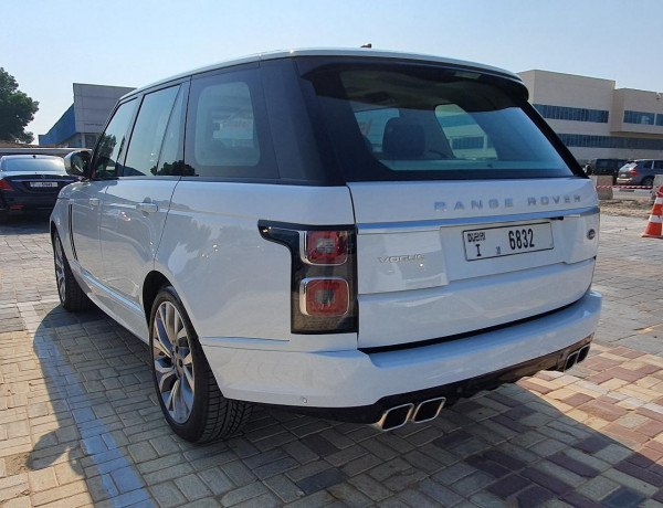 Blanco Range Rover Vogue, 2020 en alquiler en Dubai 1