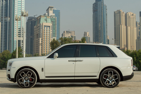 أبيض Rolls Royce Cullinan Black Badge, 2021 للإيجار في دبي 1
