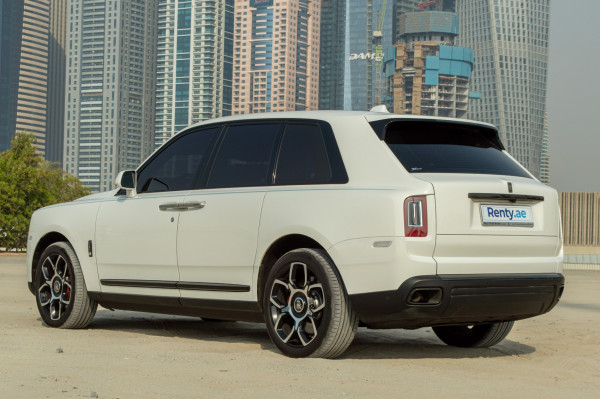 أبيض Rolls Royce Cullinan Black Badge, 2021 للإيجار في دبي 2