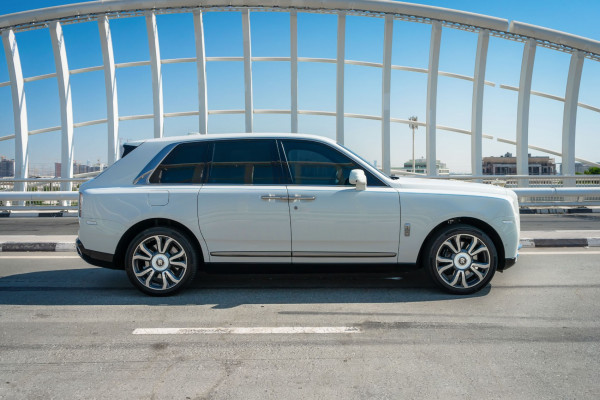 أبيض Rolls Royce Cullinan, 2019 للإيجار في دبي 0