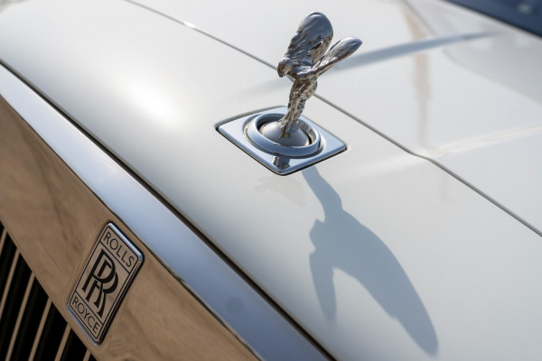 أبيض Rolls Royce Cullinan, 2019 للإيجار في دبي 2