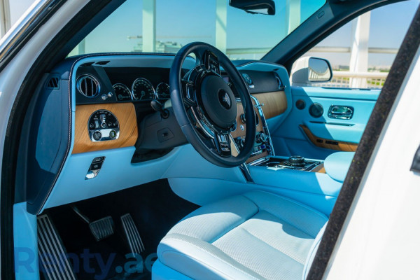 أبيض Rolls Royce Cullinan, 2019 للإيجار في دبي 4