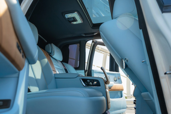 أبيض Rolls Royce Cullinan, 2019 للإيجار في دبي 6