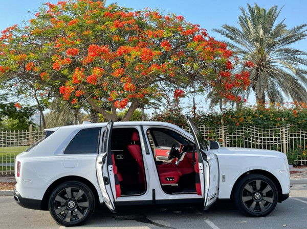 أبيض Rolls Royce Cullinan, 2020 للإيجار في دبي 0