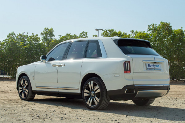 أبيض Rolls Royce Cullinan, 2020 للإيجار في دبي 1