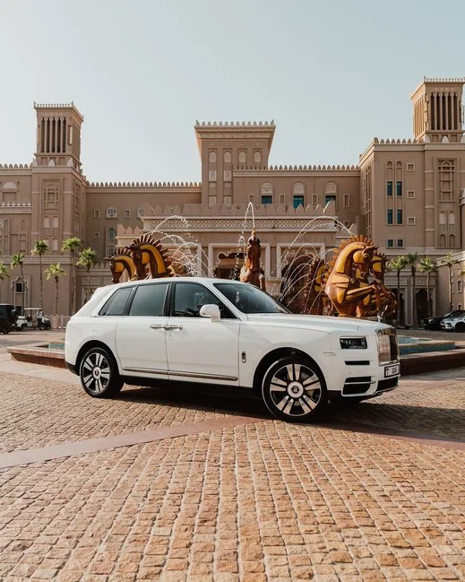 أبيض Rolls Royce Cullinan, 2022 للإيجار في دبي 0
