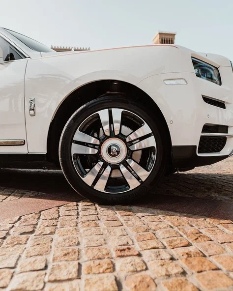 أبيض Rolls Royce Cullinan, 2022 للإيجار في دبي 1