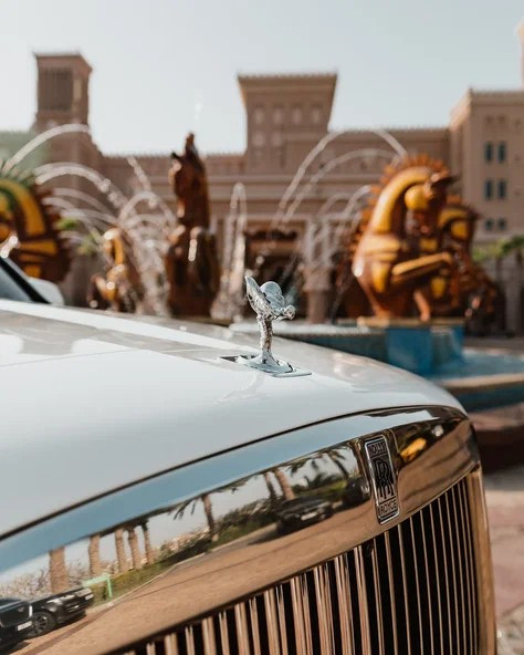 أبيض Rolls Royce Cullinan, 2022 للإيجار في دبي 2