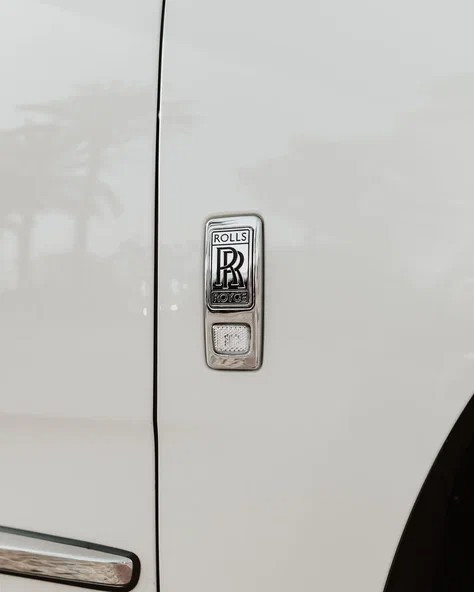 أبيض Rolls Royce Cullinan, 2022 للإيجار في دبي 3