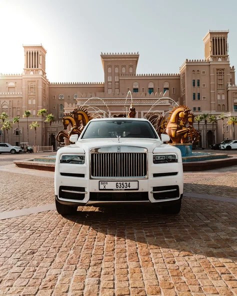 أبيض Rolls Royce Cullinan, 2022 للإيجار في دبي 5
