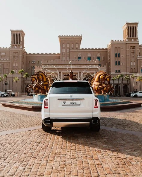 أبيض Rolls Royce Cullinan, 2022 للإيجار في دبي 6