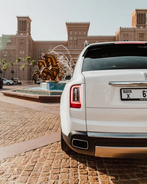 أبيض Rolls Royce Cullinan, 2022 للإيجار في دبي 7