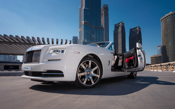 Blanc Rolls Royce Dawn, 2018 à louer à Dubaï 3